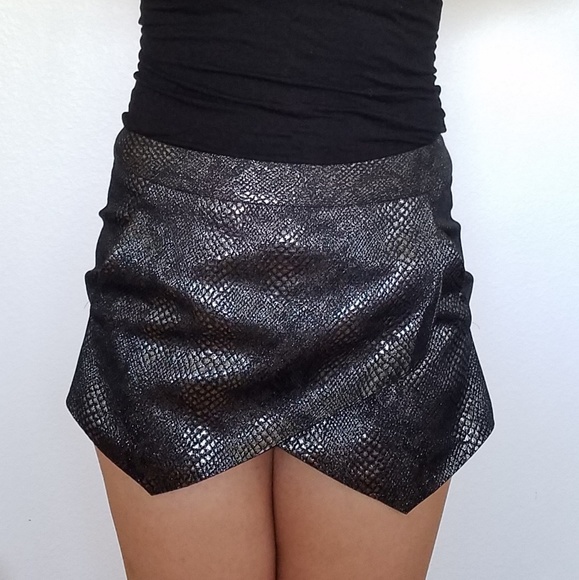 Express Black Snakeskin Short/Skirt Squart Bottoms - Picture 7 of 7
